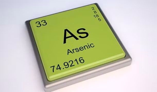 Mặc dù asen được xếp vào danh sách những chất độc kinh hoàng nhưng phụ nữ thời nữ hoàng Victoria đã sử dụng nó để làm mỹ phẩm hay chữa bệnh sốt rét.