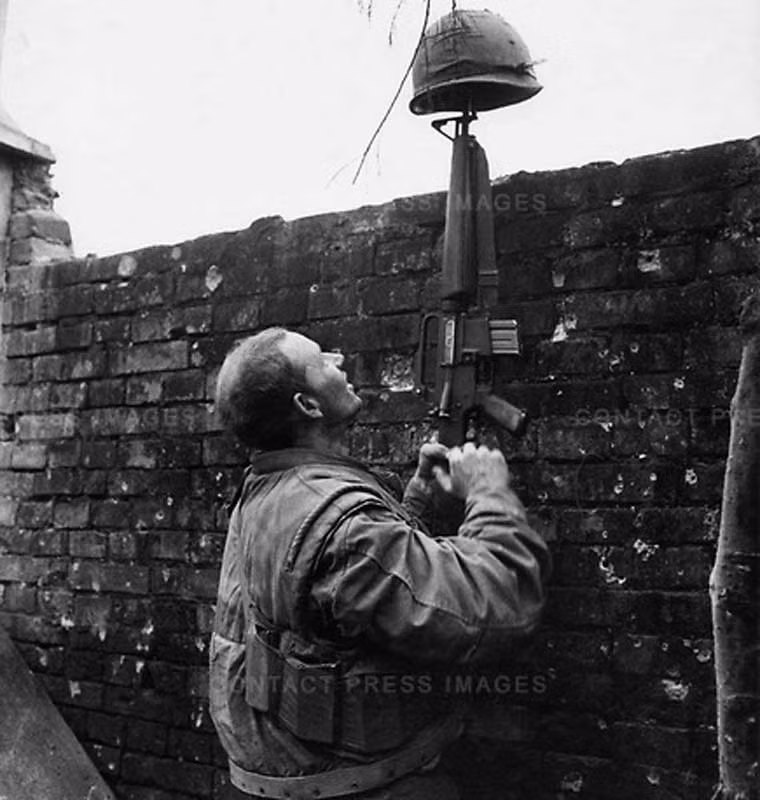 Lính Mỹ cắm mũ lên trên mũi súng để thăm dò tình hình.