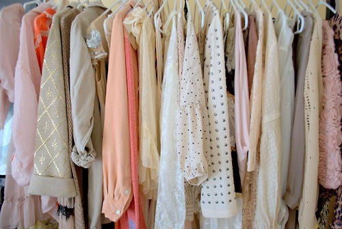 Màu sắc may mắn, hợp vận, nâng cao tài lộc đối với người sinh ngày 24/8 là màu kem, trắng và hồng.