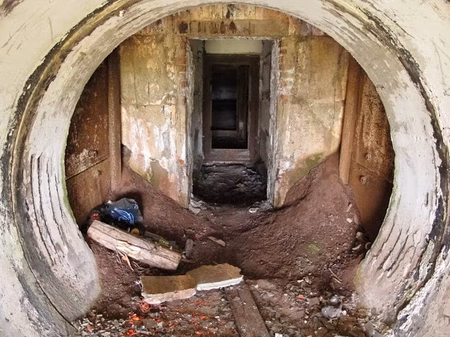 Đường hầm dẫn đến hành lang chính.