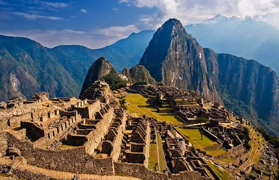 Nền văn minh Inca nằm ở lãnh thổ Peru ngày nay kéo dài từ đầu thế kỷ 13 đến năm 1572. Người Inca có khả năng tạo ra những thửa ruộng bậc thang trên các ngọn núi để phục vụ hoạt động nông nghiệp. Nền văn minh này còn nổi tiếng với hệ thống đường xá làm từ đá khổng lồ, kiến trúc tuyệt vời ở Machu Picchu (trong ảnh) và những tàn tích lịch sử khác.