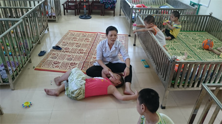 Nhiều em hiếu động nên khiến nhân viên trung tâm khá vất vả.