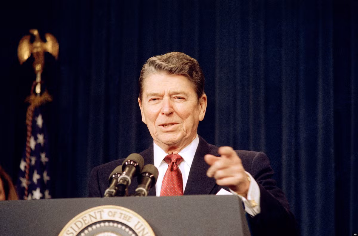 Tổng thống Ronald Reagan còn là một diễn viên và có sự nghiệp phim ảnh khá đồ sộ. Những bộ phim mà ông từng tham gia là: Love Is on the Air, Santa Fe Trail, King’s Row, This is the Army, Cattle Queen of Montana, Hellcats of the Navy... Ông đã đóng tất cả 53 bộ phim.