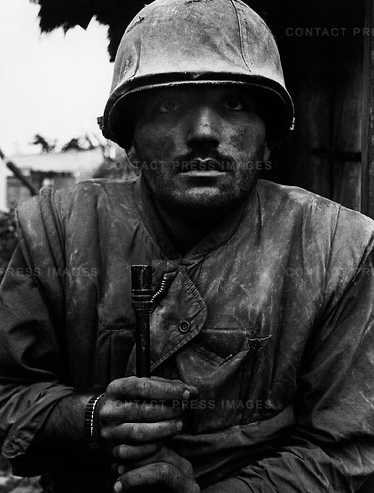 Một binh sĩ Mỹ chờ được di tản khỏi tiền tuyến ác liệt ở Huế tháng 2/1968.