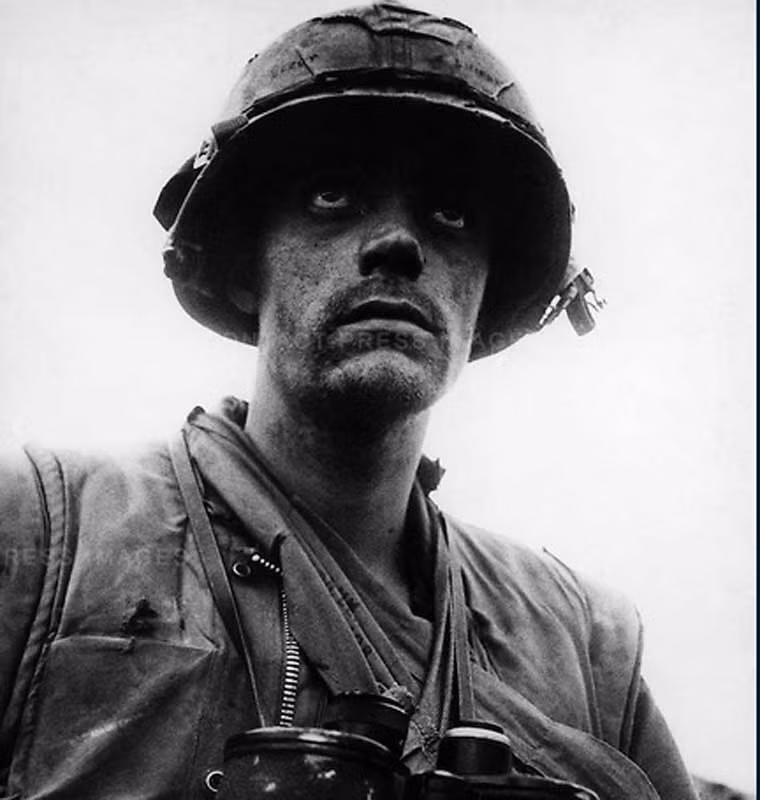 Lính thủy quân lục chiến Mỹ mang theo ống nhòm sát bên mình để quan sát tình hình thực địa chuẩn xác hơn.