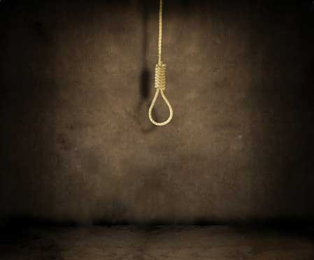 Thậm chí, một người cha bị tình nghi giết con gái khiến người này uất hận treo cổ tự vẫn trong xà lim.