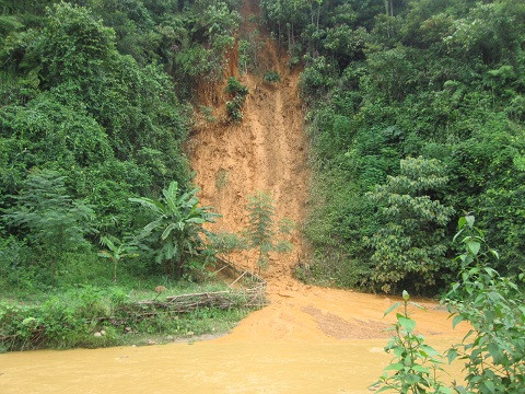 Tình trạng sạt lở núi.