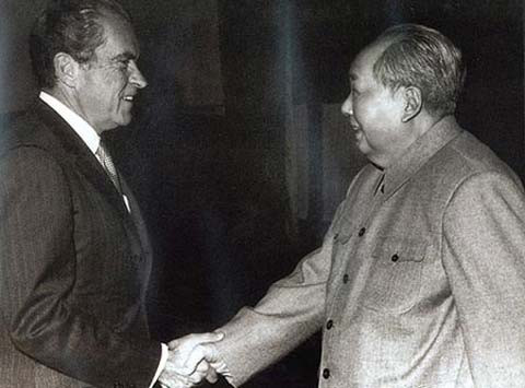 Nixon trở thành ông chủ Nhà Trắng đầu tiên đến thăm tất cả 50 tiểu bang trên lãnh thổ Mỹ và là nguyên thủ quốc gia đầu tiên của Mỹ đến thăm Trung Quốc. Chuyến thăm trên đã trở thành bước ngoặt trong quan hệ giữa hai nước. Từ ngày 8 đến 18/4/1971, các vận động viên bóng bàn Mỹ đã so tài với đội tuyển Trung Quốc và thuật ngữ "ngoại giao bóng bàn" xuất phát từ đó. Chính vì vậy, Nixon quyết định thăm Bắc Kinh vào đầu năm 1972. Trong ảnh là Chủ tịch Trung Quốc Mao Trạch Đông gặp Tổng thống Mỹ Richard Nixon tại Trung Nam Hải, Bắc Kinh tháng 2/1972.