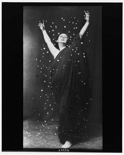 3. Năm 1927, nữ vũ công người Mỹ Isadora Duncan - người đặt nền móng cho ballet hiện đại - đã qua đời vì chính chiếc khăn quàng cổ mà bà vô cùng yêu thích.