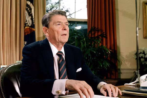 Tổng thống Ronald Reagan cũng từng gặp vấn đề ở thính giác nên phải sử dụng máy trợ thính.