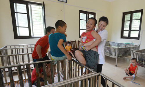 Tuy nhiên, một số trẻ em lớn hơn vui đùa thoải mái cùng nhân viên Trung tâm Bảo trợ Xã hội Thụy An.