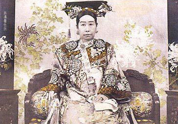 Những lời cuối cùng của Từ Hy thái hậu đã khiến mọi người vô cùng kinh ngạc. Nó vẫn là một ẩn số khó giải với hậu thế. Mọi người đều không hiểu, vì sao một nữ nhi chấp chính triều Thanh cả nửa thế kỷ như Từ Hy thái hậu lại có lời di ngôn mâu thuẫn và lạ lùng đến vậy?