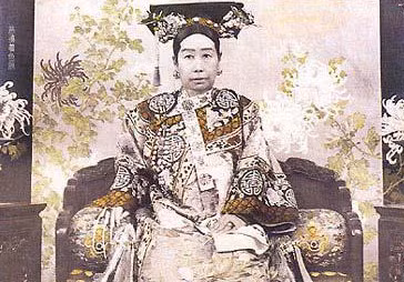 Những lời cuối cùng của Từ Hy thái hậu đã khiến mọi người vô cùng kinh ngạc. Nó vẫn là một ẩn số khó giải với hậu thế. Mọi người đều không hiểu, vì sao một nữ nhi chấp chính triều Thanh cả nửa thế kỷ như Từ Hy thái hậu lại có lời di ngôn mâu thuẫn và lạ lùng đến vậy?