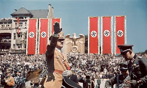 Trùm phát xít Adolf Hitler giơ tay chào binh sĩ Đức quốc xã trên đường trở về nước sau khi tham gia cuộc nội chiến Tây Ban Nha năm 1939.