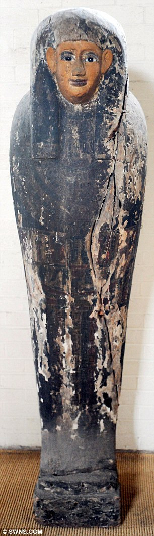 Nắp quan tài có nhiều chữ tượng hình bị mờ do tác động của thời gian.