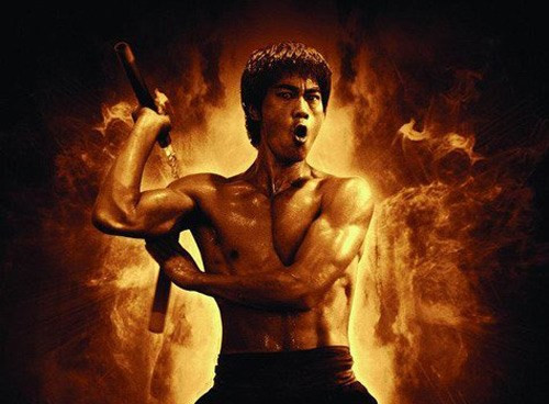 5. Tuyệt kỹ Nhất thốn quyền hay "cú đấm 1 inch" nổi tiếng của Lý Tiểu Long đã khiến thế giới kinh ngạc. Anh có thể chống đẩy chỉ bằng 2 ngón tay.