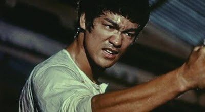 6. Lý Tiểu Long không chỉ đam mê võ thuật mà còn thích khiêu vũ. Năm 14 tuổi, anh nhận thấy khiêu vũ có thể đem đến niềm vui lớn cho con người. Anh đặc biệt thích điệu Cha-Cha và trở thành nhà vô địch nhảy Cha-Cha ở Hong Kong.