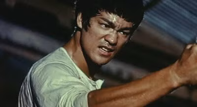 6. Lý Tiểu Long không chỉ đam mê võ thuật mà còn thích khiêu vũ. Năm 14 tuổi, anh nhận thấy khiêu vũ có thể đem đến niềm vui lớn cho con người. Anh đặc biệt thích điệu Cha-Cha và trở thành nhà vô địch nhảy Cha-Cha ở Hong Kong.