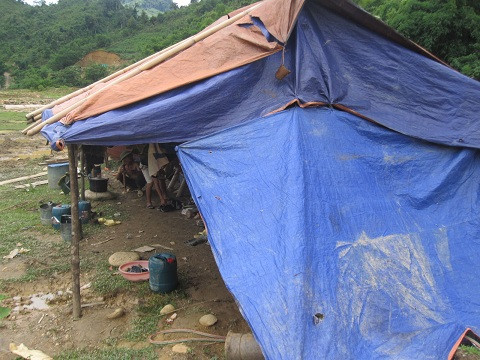 Một chiếc lán do những người khai thác vàng dựng lên công khai.