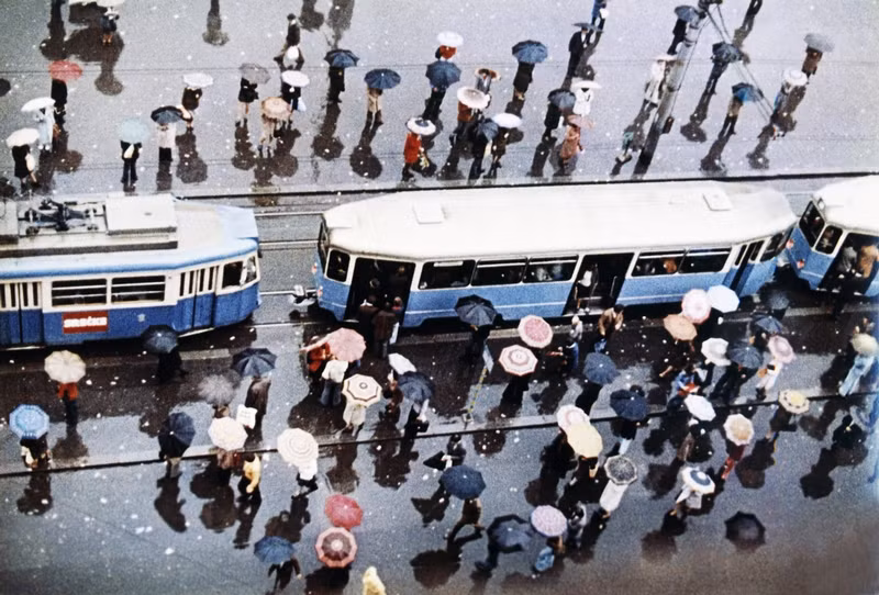 Ảnh chụp từ trên cao một ngày trời mưa ở Moscow vẫn rất đông người qua lại.