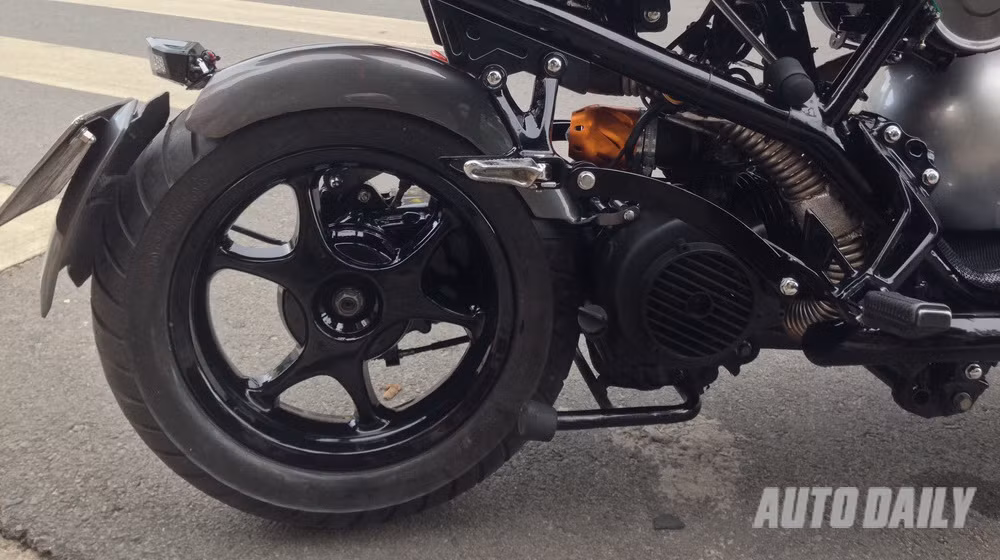 Bánh sau dùng gắp đơn, phanh đùm của xe nguyên bản.