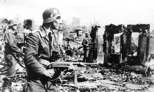 Ban đầu, lợi thế của cuộc chiến thuộc về quân đội của Hitler. Tuy nhiên, khi mùa đông đến, nhiệt độ giảm mạnh khiến quân đội của trùm phát xít gặp nhiều trở ngại dẫn đến dần dần mất thế chủ động và gặp thất bại trước sự đáp trả dữ dội của quân đội Liên Xô.