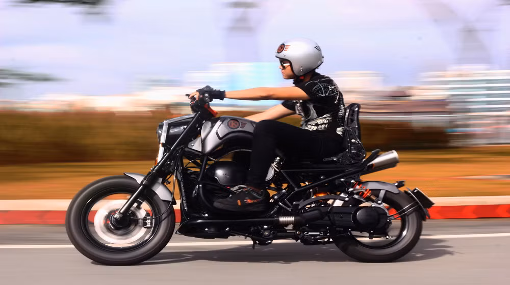 Một chiếc hộp nhỏ được thêm vào để chứa các vật dụng quan trọng như bộ công cụ sửa xe hoặc giấy tờ liên quan. Phần để chân phía trước được làm rộng ra, đem lại cảm giác dễ chịu cho người điều khiển tương tự những mẫu xe Cruiser.