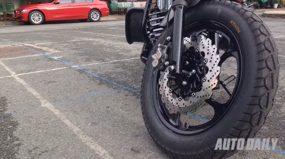 Cụm phanh trước của xe với đĩa phanh lạ mắt.