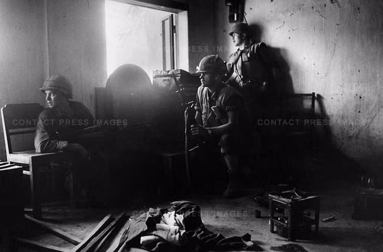 Lính thủy quân lục chiến Mỹ ở bên trong một công trình bỏ hoang nhìn ra phía ngoài, nghe ngóng mọi động tĩnh trong thời gian diễn ra chiến tranh Việt Nam. Ảnh chụp ở Huế tháng 2/1968.