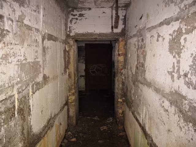 Hành lang dẫn đến lối vào chính của Sở chỉ huy.