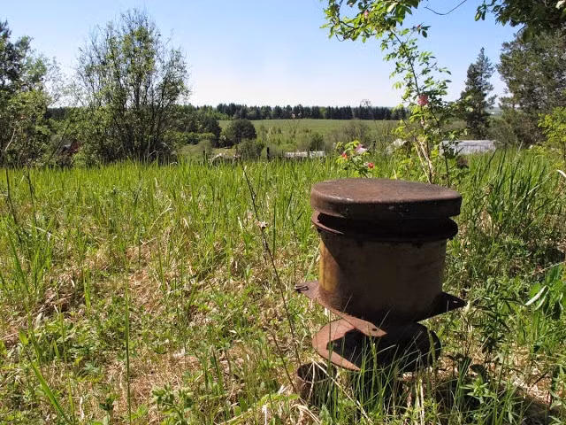 Một kiến trúc ở bên trên mặt đất khu hỗn hợp Sở chỉ huy quân đội Liên Xô.