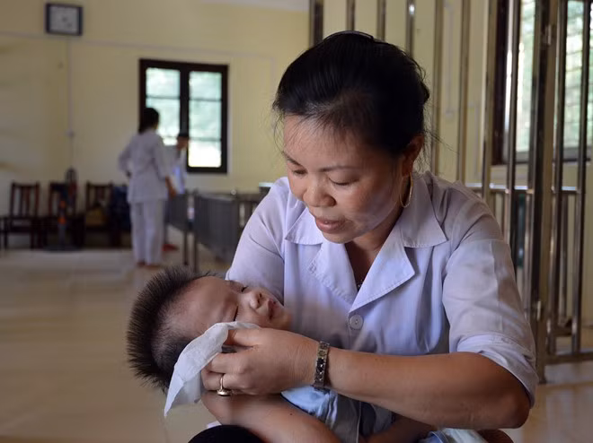 Chị Hằng làm 21 năm làm tại Trung tâm Bảo trợ Xã hội Thụy An cho biết, các bé rất hiếu động nên chăm sóc khá mệt.