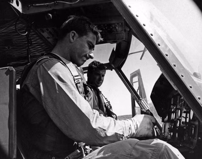 Phi công T.K. Butler (phía trước ảnh) và E.Y. Creelman kiểm tra trực thăng trước khi thực hiện nhiệm vụ năm 1969.