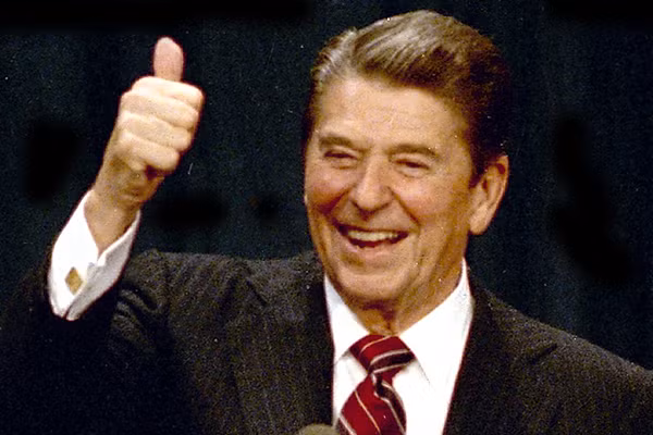 Trước khi trở thành ông chủ Nhà Trắng, Tổng thống Ronald Reagan từng là bình luận viên thể thao, đội trưởng đội bóng đá...