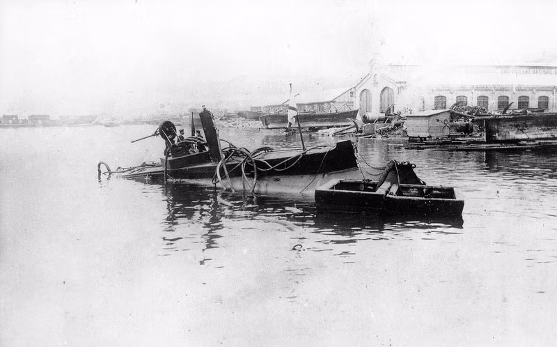 Đây là ảnh chụp tàu ngầm "Dolphin" gặp tai nạn ngày 5/5/1905.