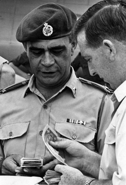 Cha sứ Whakahuihui Vercoe (bên phải ảnh) đổi tiền trong những ngày cuối cùng ở Việt Nam.