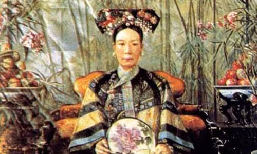 Theo các tài liệu lịch sử, Từ Hy Thái hậu đã có bí quyết chăm sóc sắc đẹp vô cùng công phu từ những món ăn cho đến sử dụng những thực phẩm, dụng cụ chăm sóc sắc đẹp.