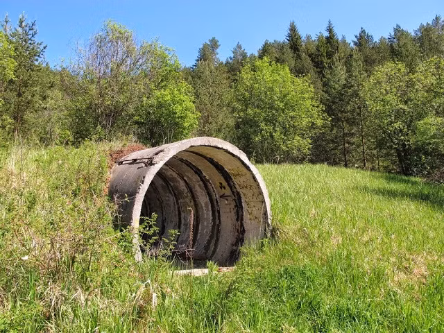 Đây là một lối vào khác khu hỗn hợp Sở chỉ huy quân đội Liên Xô. Nó có thể là cửa trước lối vào Sở chỉ huy.