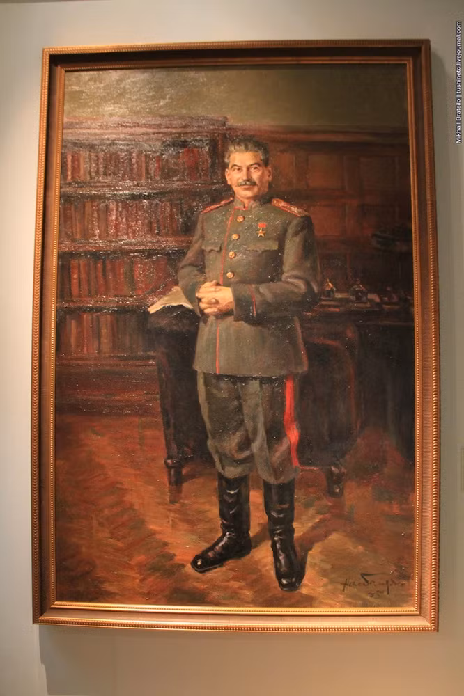 Bức chân dung khắc họa vẻ oai hùng, phong trần của nhà lãnh đạo Stalin được treo trong văn phòng làm việc của ông.