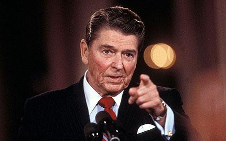 Không phải ai cũng biết Tổng thống Ronald Reagan gặp một số vấn đề ở thị giác. Ông đã sử dụng kính áp tròng khi làm việc hay chụp ảnh.