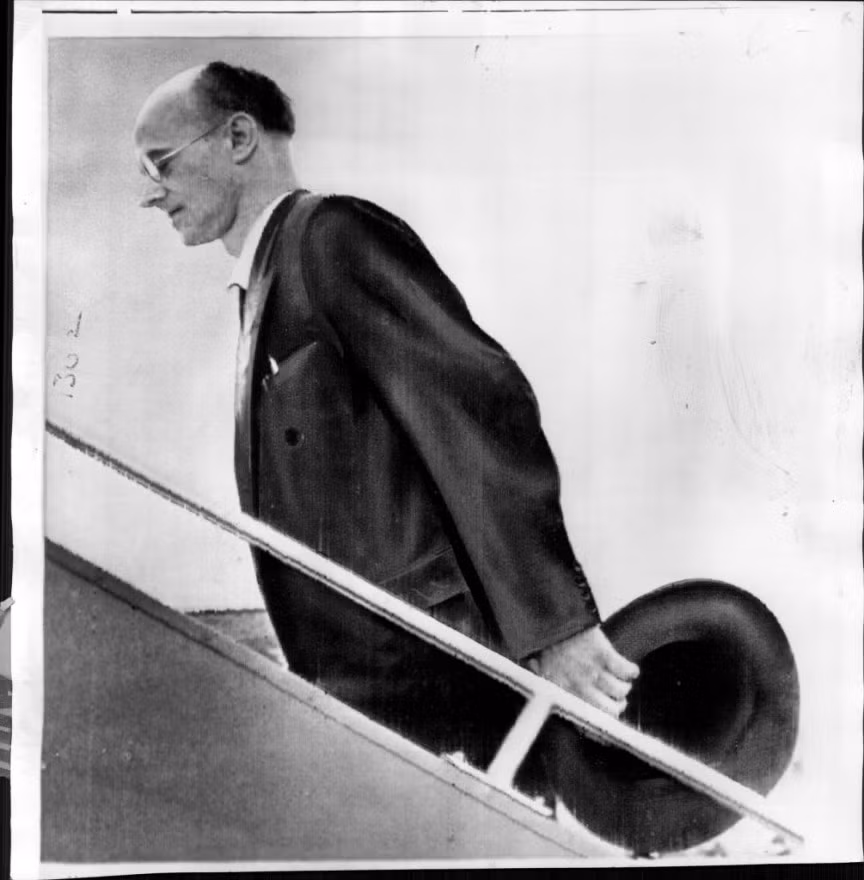 Nhà khoa học Klaus Fuch bị kết tội làm gián điệp cho Liên Xô, khiến Albert Einstein cũng bị hoài nghi là điệp viên.