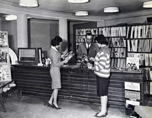 Hình ảnh phụ nữ Afghanistan được thoải mái đi lại, đến trường, ăn mặc như ý mình mà không bị nghiêm cấm giữa thập niên 90.