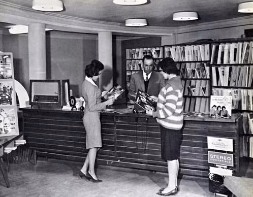 Hình ảnh phụ nữ Afghanistan được thoải mái đi lại, đến trường, ăn mặc như ý mình mà không bị nghiêm cấm giữa thập niên 90.