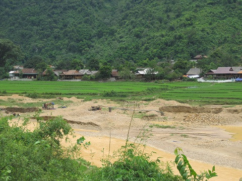 San sát những chiếc máy hút khiến dòng sông bị vẩn đục, ngăn dòng chảy.