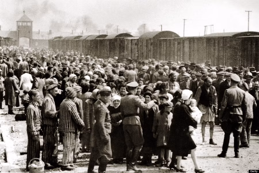 Auschwitz III cung cấp lao động khổ sai làm việc cho nhà máy IG Farben gần đó.