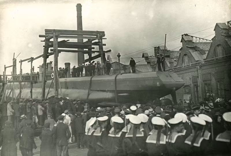 Tàu thả thủy lôi "Ersh" được hạ thủy trước sự chứng kiến của đông đảo quan chức hải quân và binh sĩ.