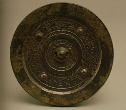 Độ đen nhánh trên bề mặt những chiếc gương đồng có độ phản chiếu cao nên rất được phụ nữ thời Hán ưa chuộng.