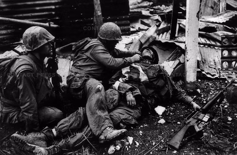 Lính Mỹ sơ cứu cho đồng đội bị thương trong chiến dịch Tết Mậu Thân 1968.
