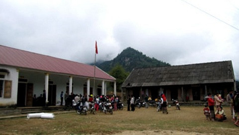 UBND xã Cắm Muộn nơi phóng viên bị "vây ráp", nhiều người lên UBND xã công việc đã chứng kiến những hình ảnh ngang ngược của vị Phó chủ tịch xã .