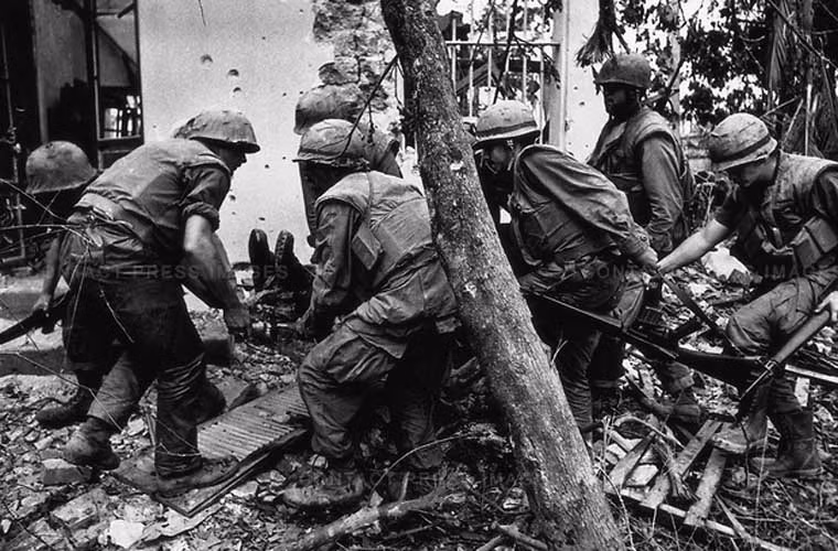 Lính Mỹ vội vã di chuyển một đồng đội bị thương trong thời gian diễn ra chiến dịch Tết Mậu Thân hồi tháng 2/1968.